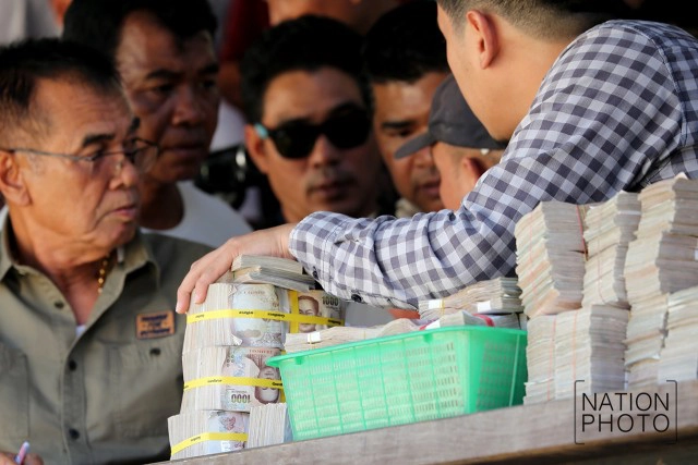 ภาพชุดใหญ่ สนามแตก
คู่วัวชน.. ศึกแห่งศักดิ์ศรี