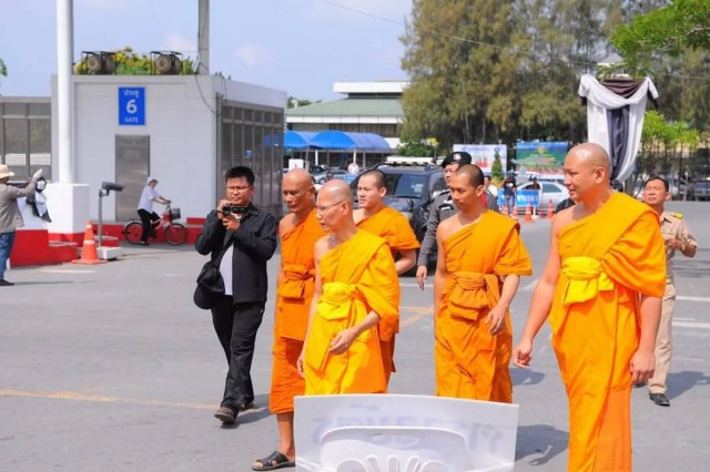 ตำรวจพระ-พศ.-ตร.-ฝ่ายปกครอง สนธิกำลัง
เข้าตรวจ"ธรรมกาย" ไม่พบ "ธัมมชโย"