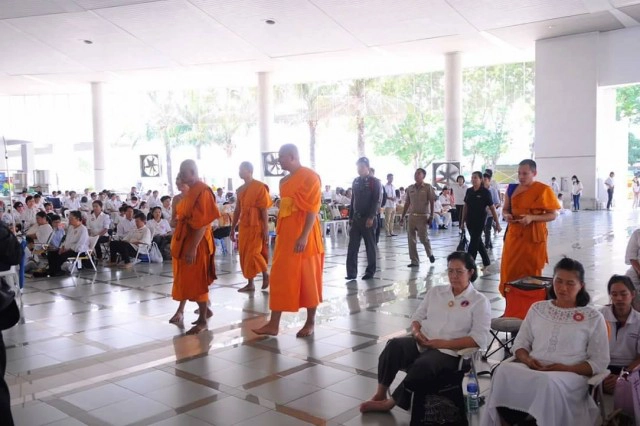 ตำรวจพระ-พศ.-ตร.-ฝ่ายปกครอง สนธิกำลัง
เข้าตรวจ"ธรรมกาย" ไม่พบ "ธัมมชโย"