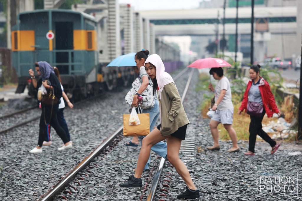 ผู้คนไปทำงาน ในวันที่ฝนตก ผู้คนไปทำงาน ในวันที่ฝนตก
