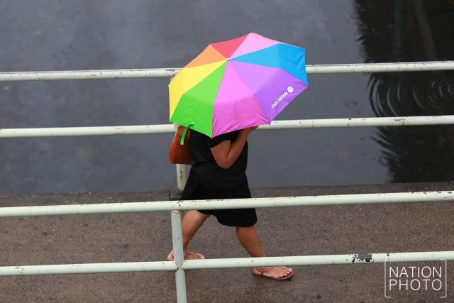 ผู้คนไปทำงาน ในวันที่ฝนตก