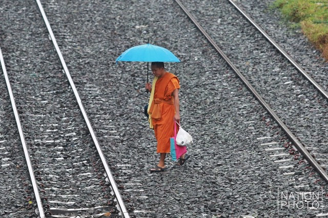 ผู้คนไปทำงาน ในวันที่ฝนตก