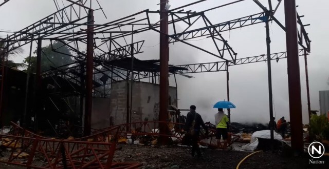 ฝนตกไฟฟ้าช๊อต
ลุกไหม้โรงงานอัดเม็ดพลาสติกเก่า
วอดกว่า 5 ล้านบาท