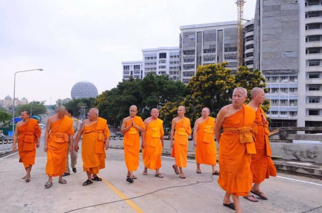 ตำรวจจริง-ตำรวจพระ-พศ.-ฝ่ายปกครอง
ลุย"ธรรมกาย"เป็นวันที่สองไม่พบผู้ต้องหา!