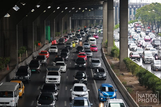 ผู้คนไปทำงาน ในวันที่ฝนตก