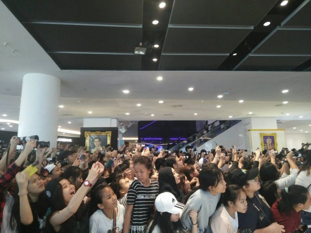 แฟนคลับ รุมกรี้ด! "Red Velvet" ศิลปินเกาหลี เยือนไทยครั้งแรก