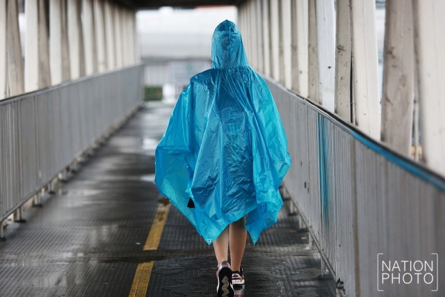 ผู้คนไปทำงาน ในวันที่ฝนตก