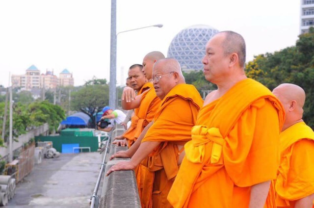 ตำรวจจริง-ตำรวจพระ-พศ.-ฝ่ายปกครอง
ลุย"ธรรมกาย"เป็นวันที่สองไม่พบผู้ต้องหา!