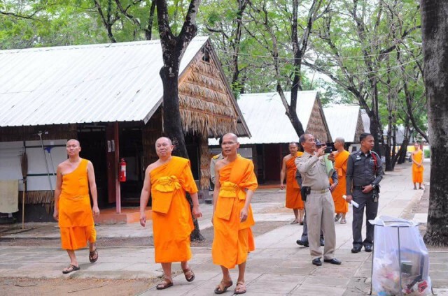 ตำรวจจริง-ตำรวจพระ-พศ.-ฝ่ายปกครอง
ลุย"ธรรมกาย"เป็นวันที่สองไม่พบผู้ต้องหา!