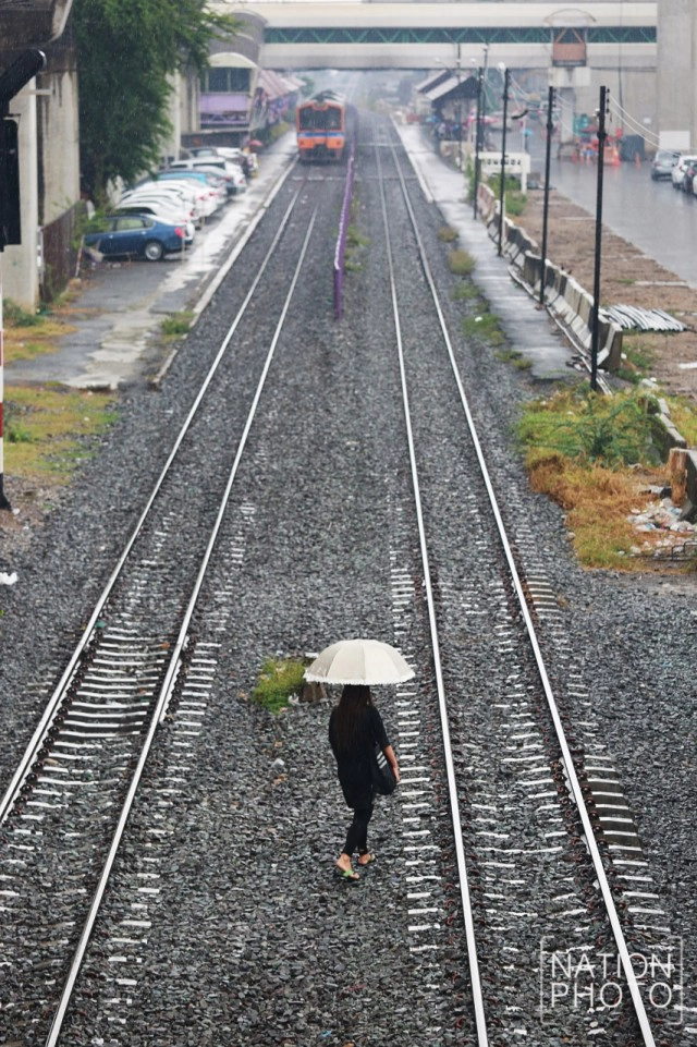 ผู้คนไปทำงาน ในวันที่ฝนตก