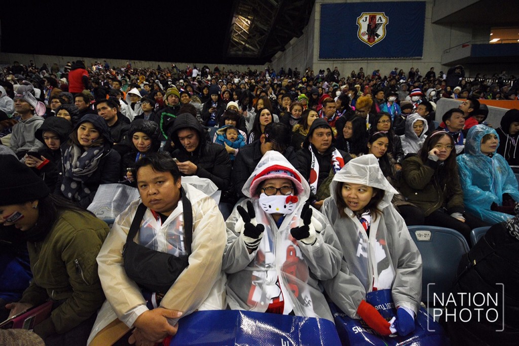 กองเชียร์นั่งตากฝนทนหนาว เชียร์ "ช้างศึก" ในสนามไซตามะ สเตเดี้ยม กองเชียร์นั่งตากฝนทนหนาว เชียร์ "ช้างศึก" ในสนามไซตามะ สเตเดี้ยม