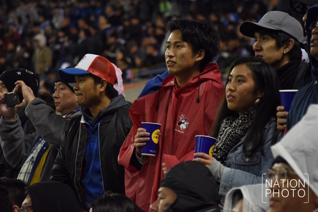 กองเชียร์นั่งตากฝนทนหนาว เชียร์ "ช้างศึก" ในสนามไซตามะ สเตเดี้ยม