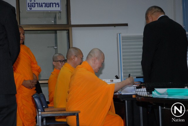 เลื่อนสั่งคดี "พระทัตตชีโว"