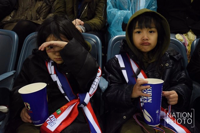 กองเชียร์นั่งตากฝนทนหนาว เชียร์ "ช้างศึก" ในสนามไซตามะ สเตเดี้ยม