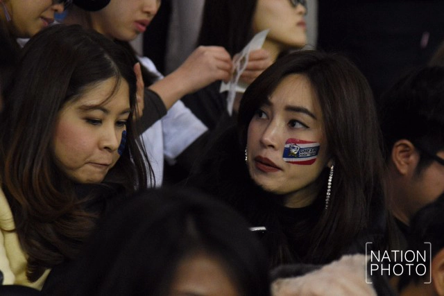 กองเชียร์นั่งตากฝนทนหนาว เชียร์ "ช้างศึก" ในสนามไซตามะ สเตเดี้ยม