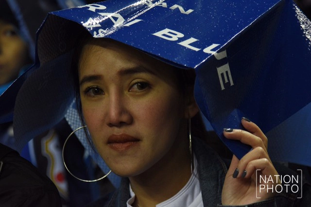 กองเชียร์นั่งตากฝนทนหนาว เชียร์ "ช้างศึก" ในสนามไซตามะ สเตเดี้ยม