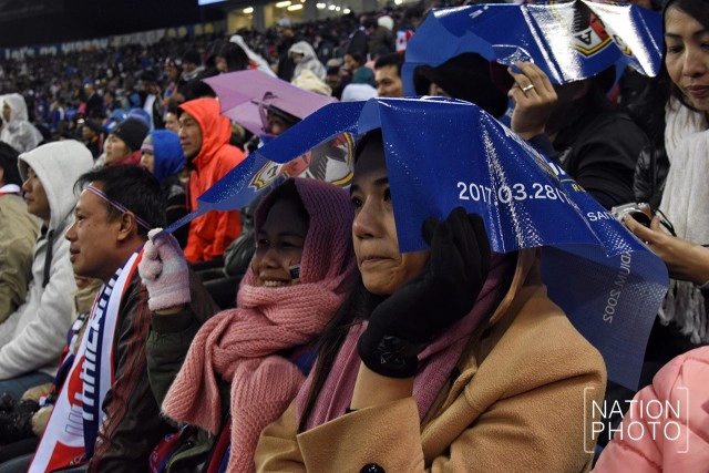 กองเชียร์นั่งตากฝนทนหนาว เชียร์ "ช้างศึก" ในสนามไซตามะ สเตเดี้ยม