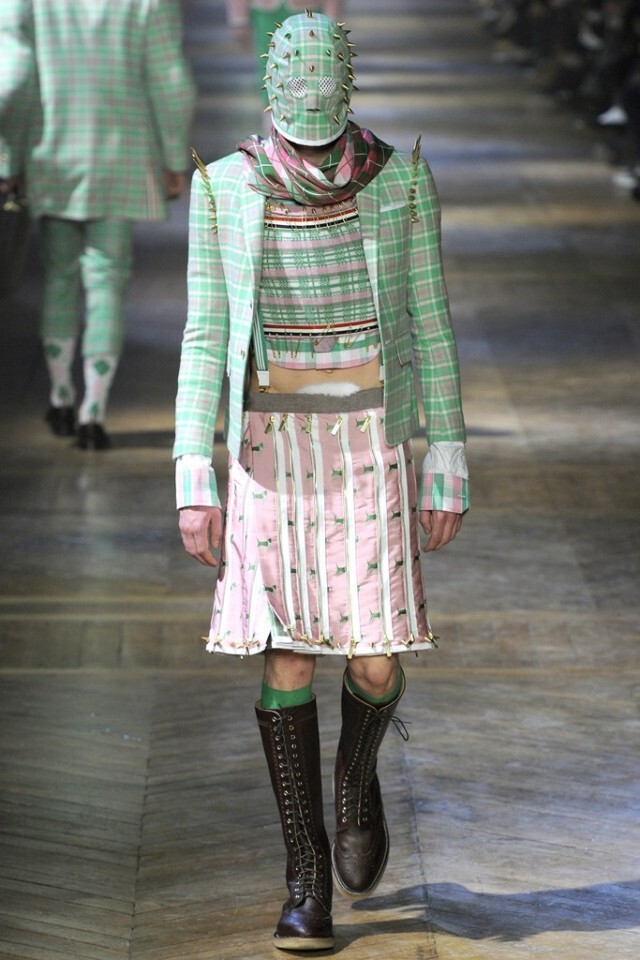 Thom Browne แบรนด์ดังระดับโลก 
แฟชั่นชุดสีเขียวลายตาราง
แรงบันดาลใจชุด "หน้ากากทุเรียน"?