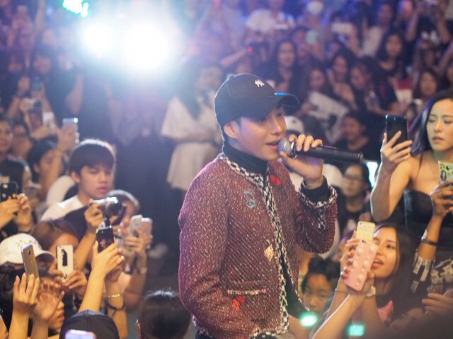 งงเด้! ผลิตห้างแตก
แฟนคลับแห่ต้อนรับ "เป๊ก ผลิตโชค"