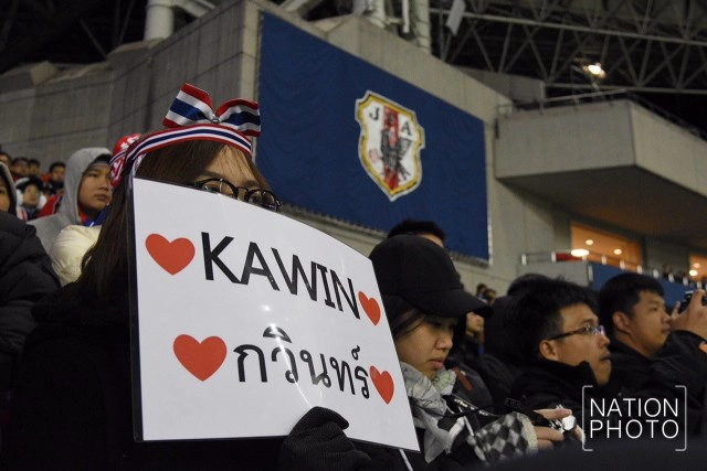 กองเชียร์นั่งตากฝนทนหนาว เชียร์ "ช้างศึก" ในสนามไซตามะ สเตเดี้ยม