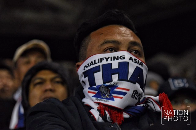 กองเชียร์นั่งตากฝนทนหนาว เชียร์ "ช้างศึก" ในสนามไซตามะ สเตเดี้ยม