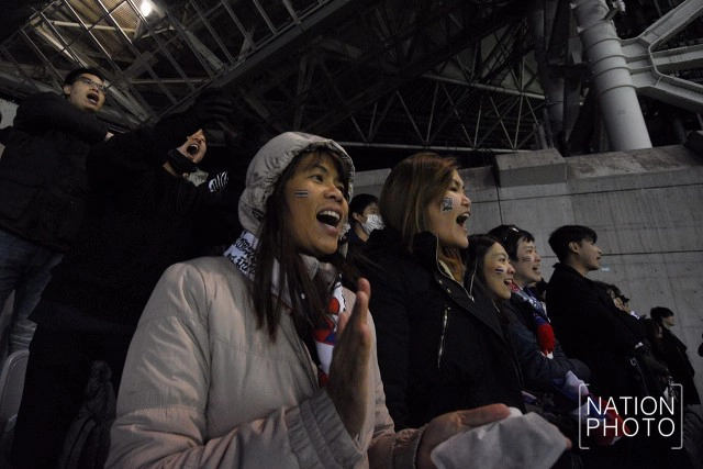 กองเชียร์นั่งตากฝนทนหนาว เชียร์ "ช้างศึก" ในสนามไซตามะ สเตเดี้ยม