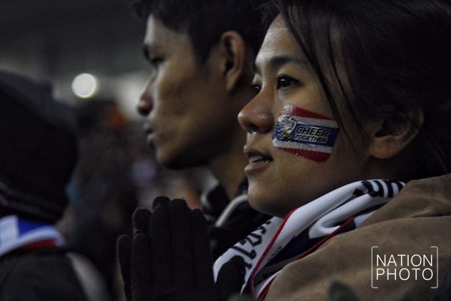 กองเชียร์นั่งตากฝนทนหนาว เชียร์ "ช้างศึก" ในสนามไซตามะ สเตเดี้ยม
