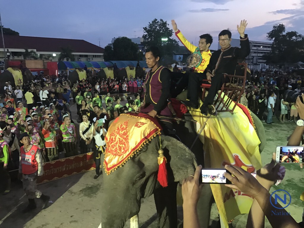 ภาพชุด  "เจ้าแหลม" แชมป์โลก ขึ้นช้างแห่รอบเมือง 
ร่วมกับนางรำชน 4 เผ่า ครึ่งหมื่น