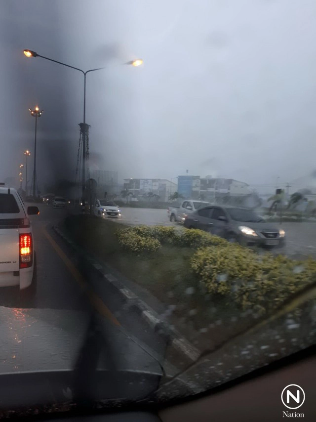 จ.ระยอง ฝนตกหนัก!
น้ำท่วมพัดรถไปทั้งคัน