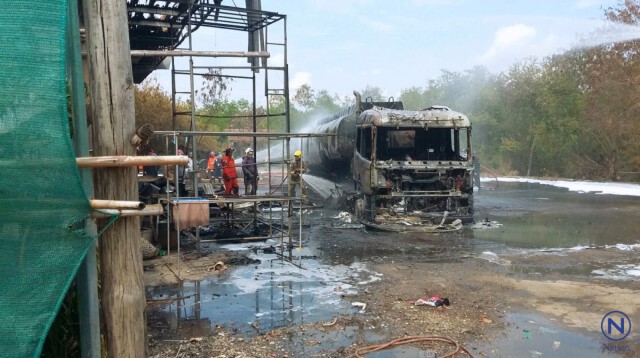 ระทึก! ไฟไหม้รถบรรทุกน้ำมัน เหตุมีการเปลี่ยนถ่ายผิดขั้นตอน