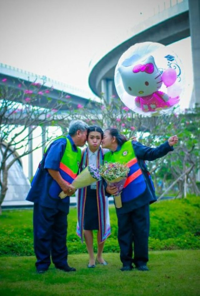 ขอบคุณชายเก็บขยะและหญิงกวาดถนน
บัณฑิตสาว โพสต์ภูมิใจ สองคนที่ทำให้ลูกมีวันนี้
