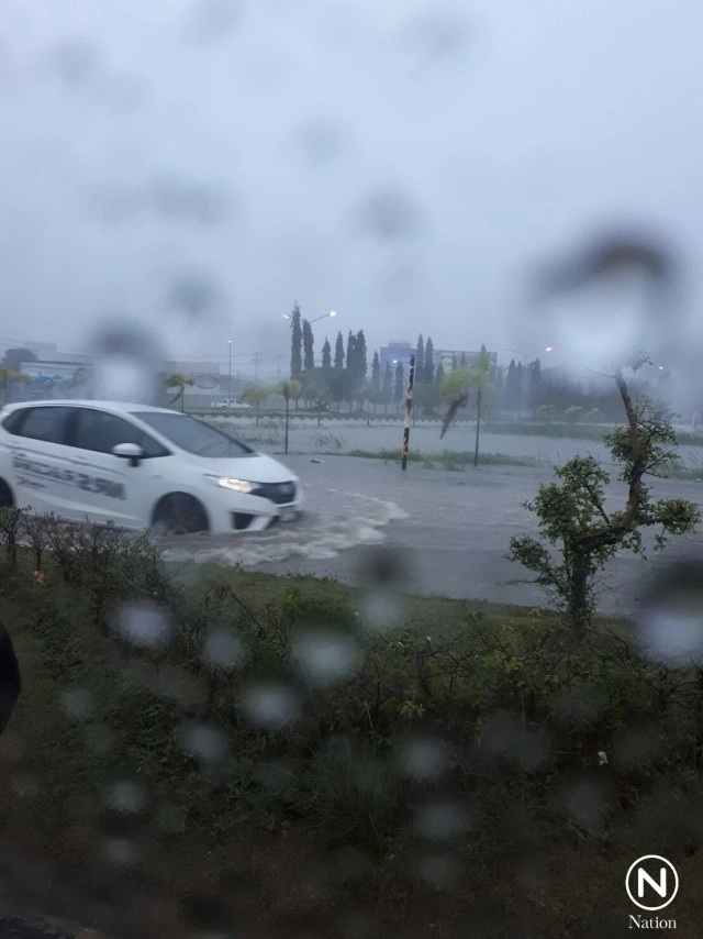 จ.ระยอง ฝนตกหนัก!
น้ำท่วมพัดรถไปทั้งคัน