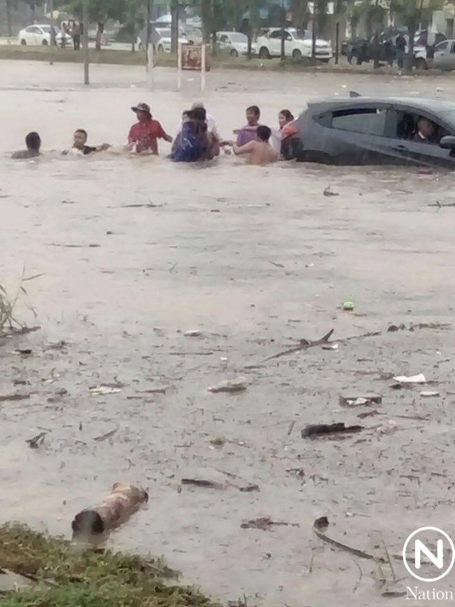 จ.ระยอง ฝนตกหนัก!
น้ำท่วมพัดรถไปทั้งคัน