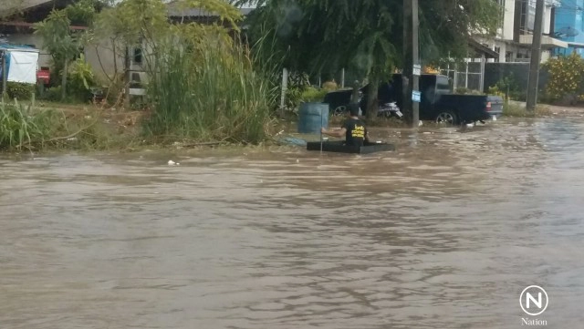 จ.ระยอง ฝนตกหนัก!
น้ำท่วมพัดรถไปทั้งคัน