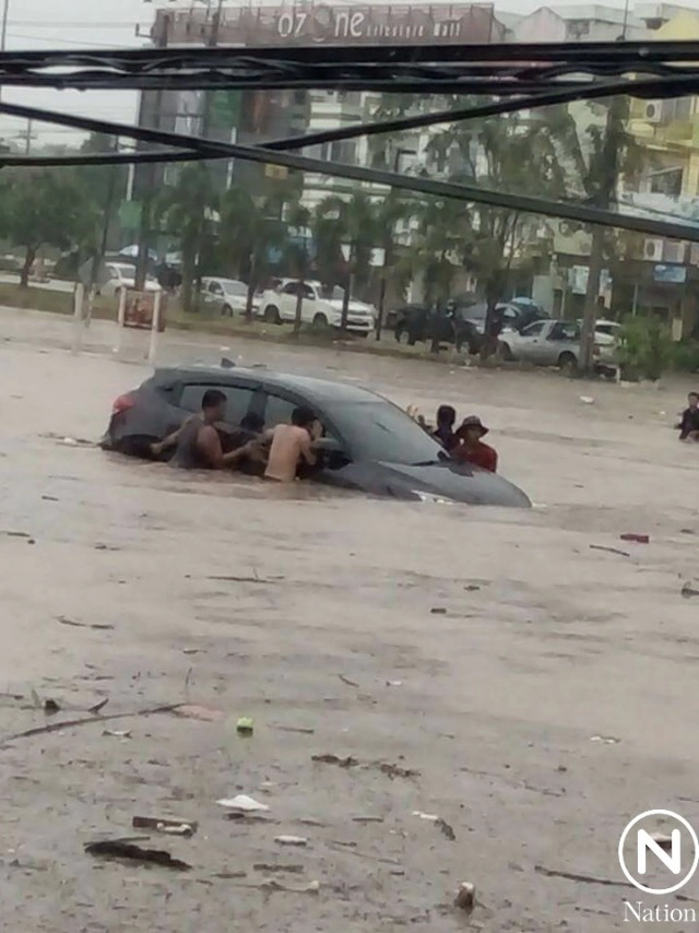 จ.ระยอง ฝนตกหนัก!
น้ำท่วมพัดรถไปทั้งคัน