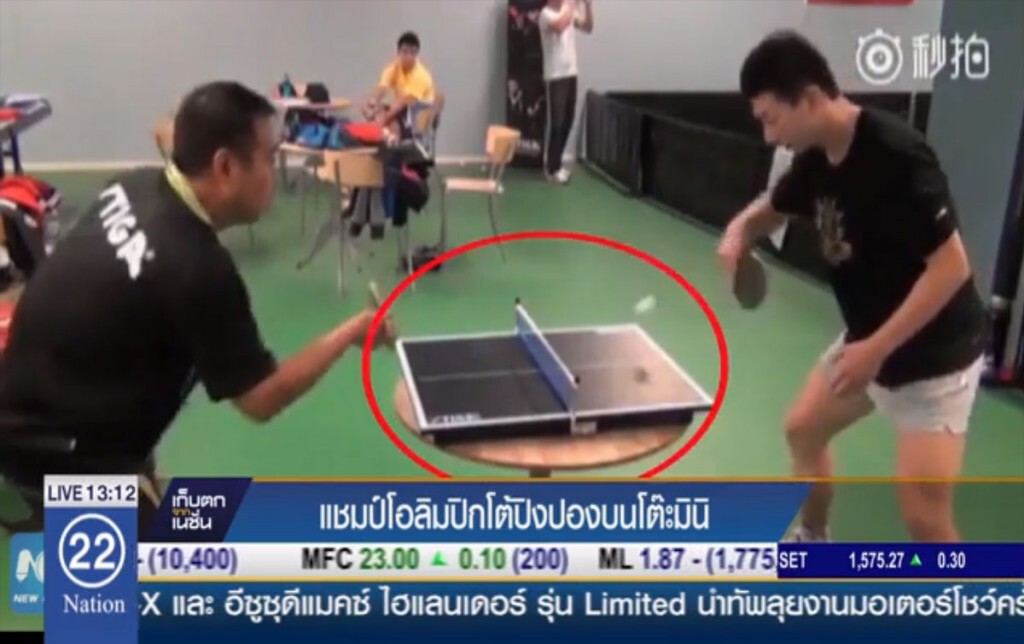 แชมป์โอลิมปิก โต้ปิงปองบนโต๊ะมินิ