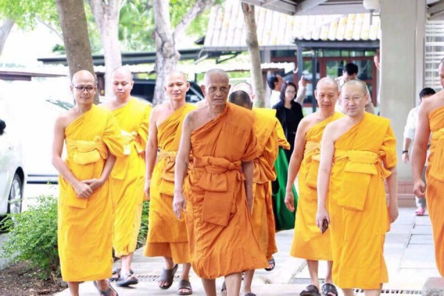 คณะตำรวจพระ ยกคณะเข้าตรวจโซน C
พื้นที่ 2,000 ไร่ใน"ธรรมกาย"ไม่พบ "ธัมมชโย"