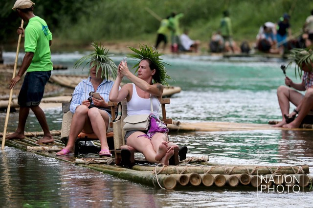 จิบกาแฟ นั่งแพไม้ไผ่
คลองศก สุราษฎร์ธานี
ย้อนวิถีชุมชน คนต้นน้ำ