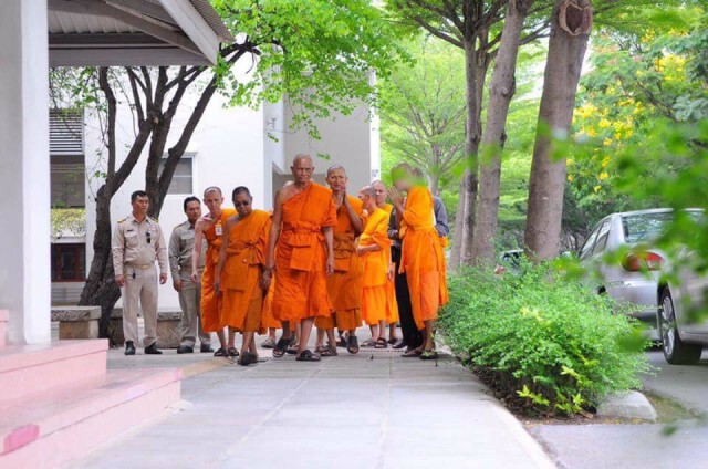 คณะตำรวจพระ ยกคณะเข้าตรวจโซน C
พื้นที่ 2,000 ไร่ใน"ธรรมกาย"ไม่พบ "ธัมมชโย"