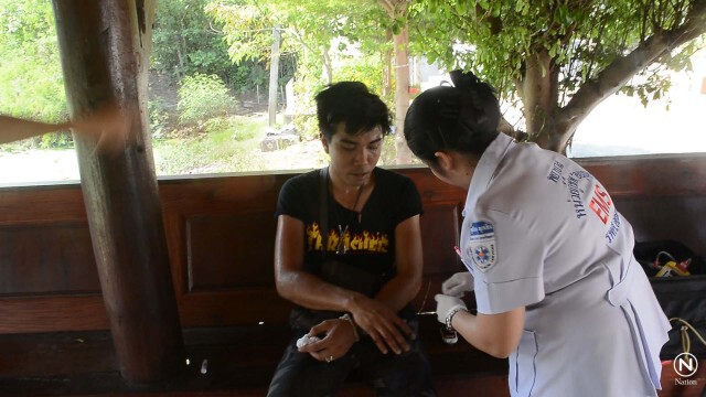 ต้นโพธิ์ 100 ปี วัดกลางคลองสระบัว อยุธยา หักทับร้านอาหาร เจ็บ 3 ราย