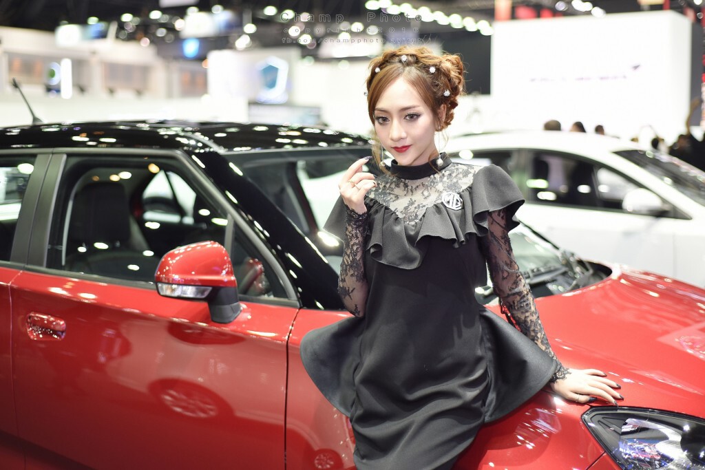 "พริตตี้ที่เพิ่งเคยยืนงาน motor show  2017 เป็นครั้งแรก"