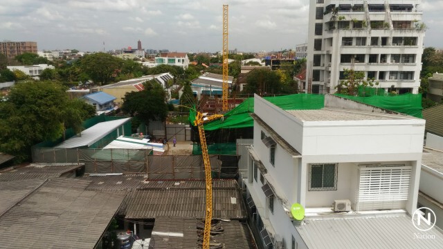 เครนก่อสร้างอาคารล้ม! ทับบ้านเรือนประชาชน เจ็บ 2