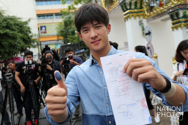 เจมส์ มาร์ ผ่อนผันทหารอีกปี