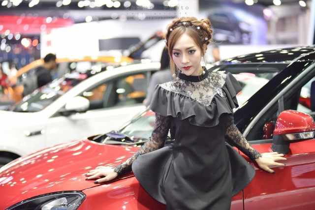 "พริตตี้ที่เพิ่งเคยยืนงาน motor show  2017 เป็นครั้งแรก"