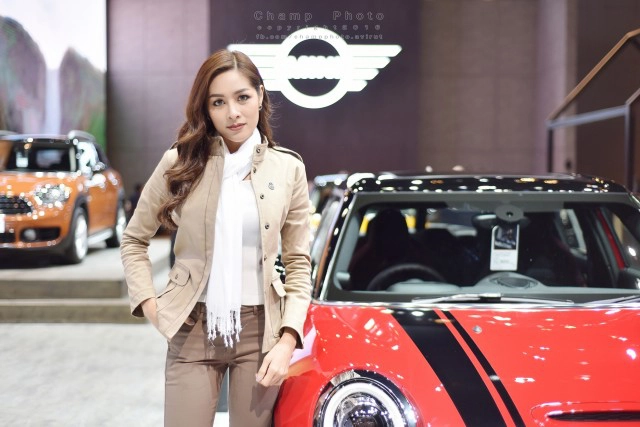"พริตตี้ที่เพิ่งเคยยืนงาน motor show  2017 เป็นครั้งแรก"