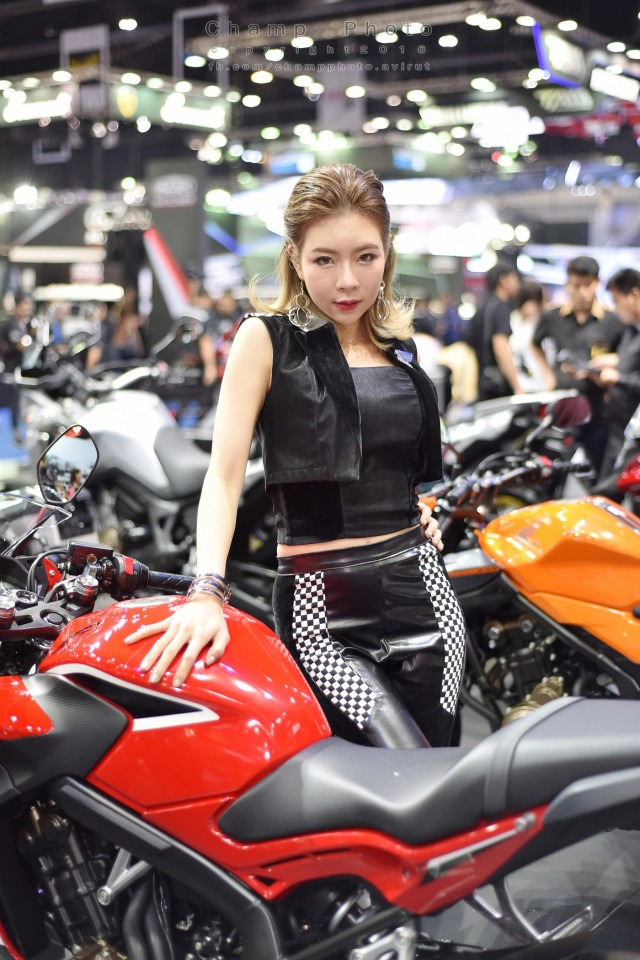 "พริตตี้ที่เพิ่งเคยยืนงาน motor show  2017 เป็นครั้งแรก"