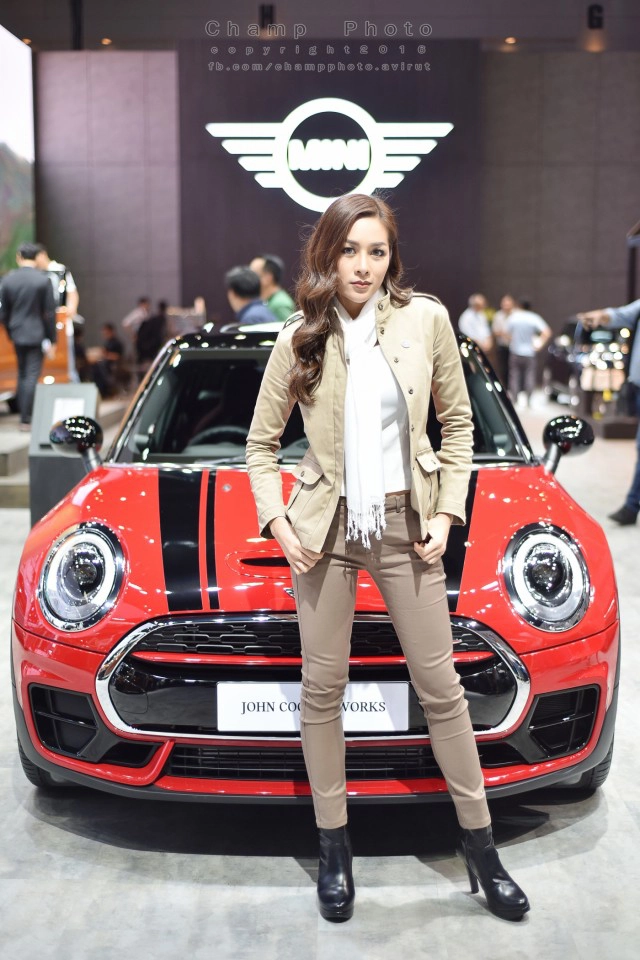 "พริตตี้ที่เพิ่งเคยยืนงาน motor show  2017 เป็นครั้งแรก"
