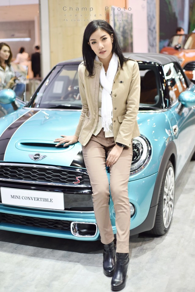 "พริตตี้ที่เพิ่งเคยยืนงาน motor show  2017 เป็นครั้งแรก"