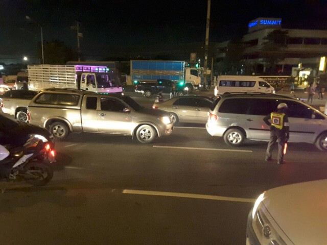 ติดหนึบ ถ.บางนา-ตราด!  ไฟไหม้ชุมชนใต้สะพาน กม.12 วอดวายกว่า 100 หลัง!