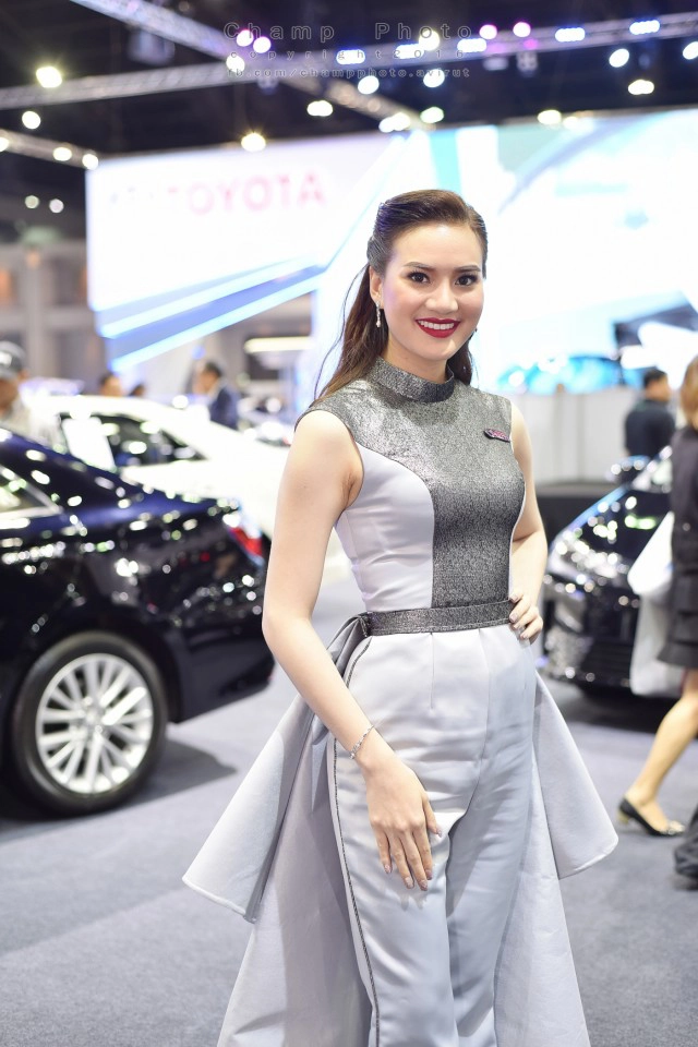 "พริตตี้ที่เพิ่งเคยยืนงาน motor show  2017 เป็นครั้งแรก"